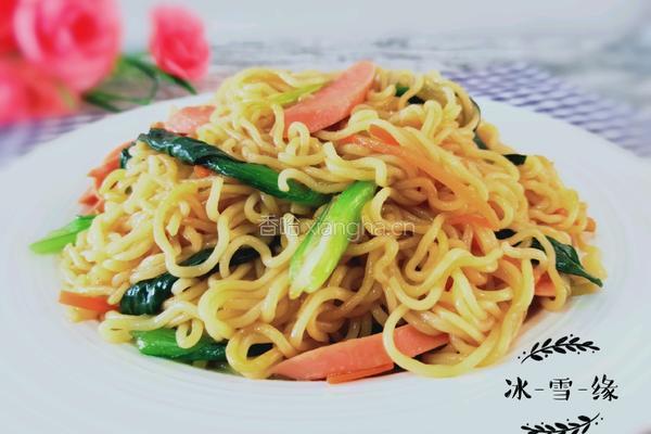 火腿蔬菜炒方便面的做法图解1