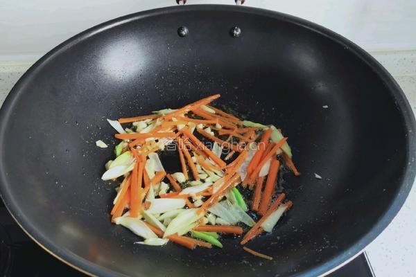 火腿蔬菜炒方便面的做法图解5