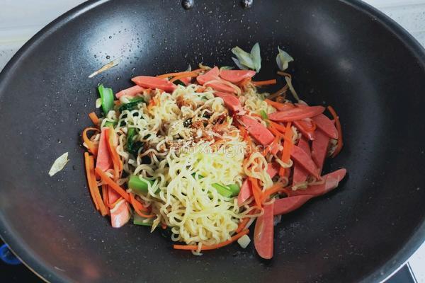 火腿蔬菜炒方便面的做法图解8