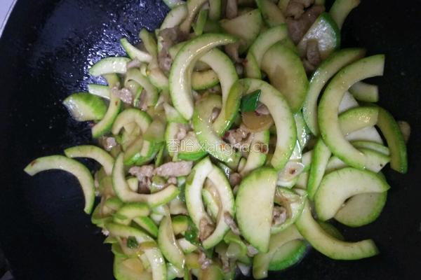 西葫芦炒肉片的做法图解8