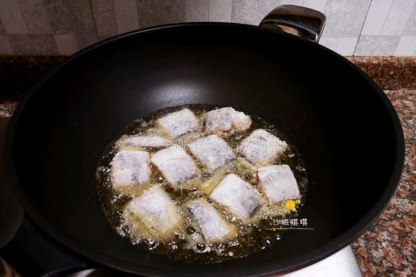酸辣香酥带鱼的做法图解5
