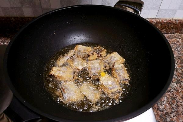 酸辣香酥带鱼的做法图解6