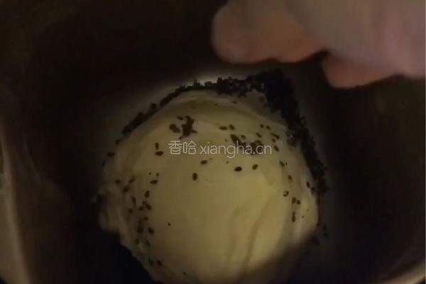  黑芝麻肠仔包的做法图解2