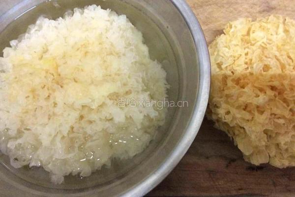 苹果银耳红枣枸杞汤的做法图解1