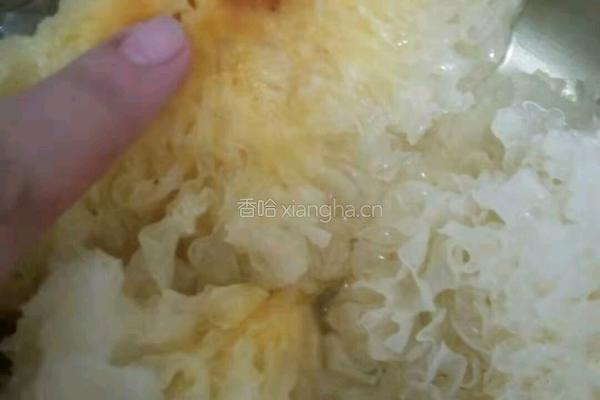 苹果银耳红枣枸杞汤的做法图解2