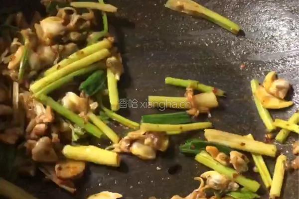 老干妈炒花甲的做法图解6