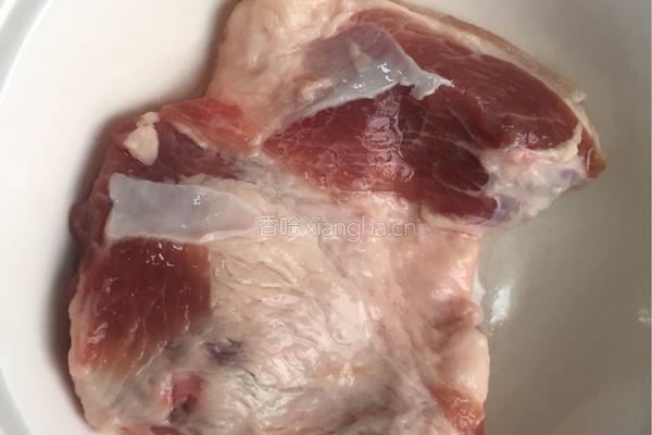 五花肉炖冻豆腐的做法图解1