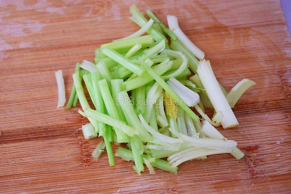 排毒芹菜汁的做法图解2