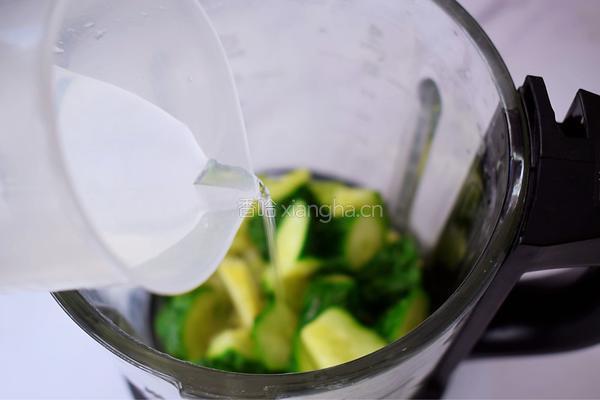 排毒芹菜汁的做法图解7