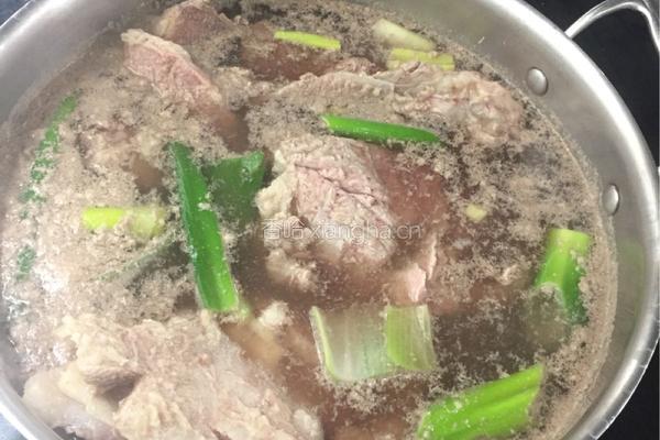 清汤飘香牛腩的做法图解2