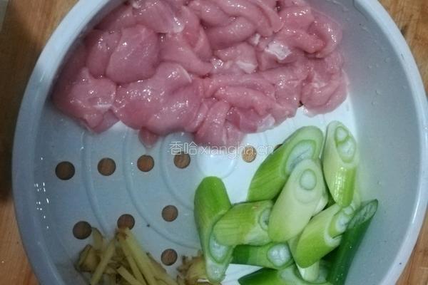 平菇炒肉的做法图解1