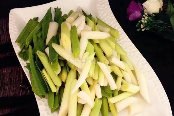 蒜叶炒香干的做法图解1