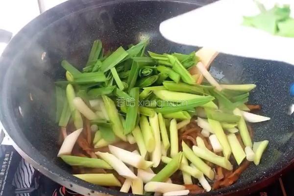 蒜叶炒香干的做法图解6