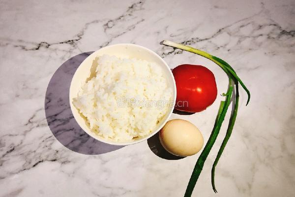 西红柿蛋炒饭的做法图解1