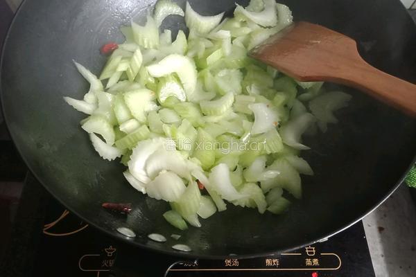 西芹炒腐竹的做法图解2