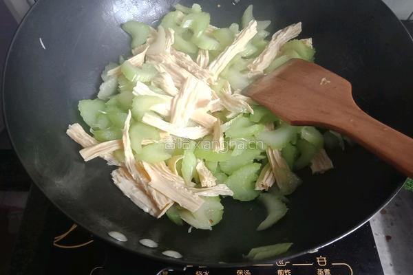 西芹炒腐竹的做法图解3