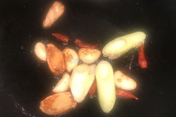 喵星人的美味炖鸡翅根的做法图解2