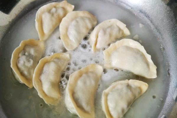 有冻饺 吃煎饺的做法图解5