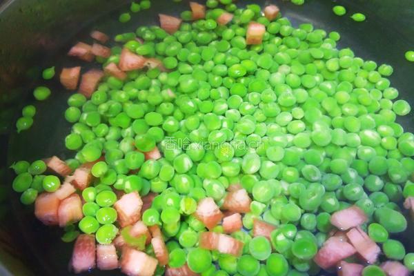 豌豆炒腊肠的做法图解5
