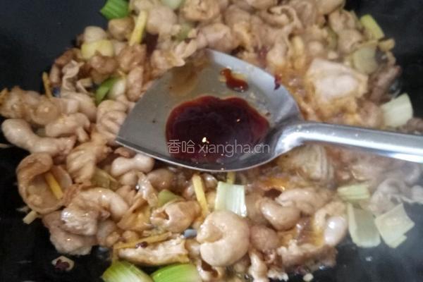 胡萝卜煲肥肠的做法图解7