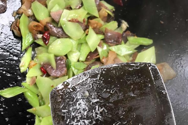 腊肉炒莴笋的做法图解11