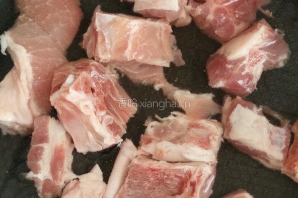 电饭煲莲藕胡萝卜排骨汤的做法图解1