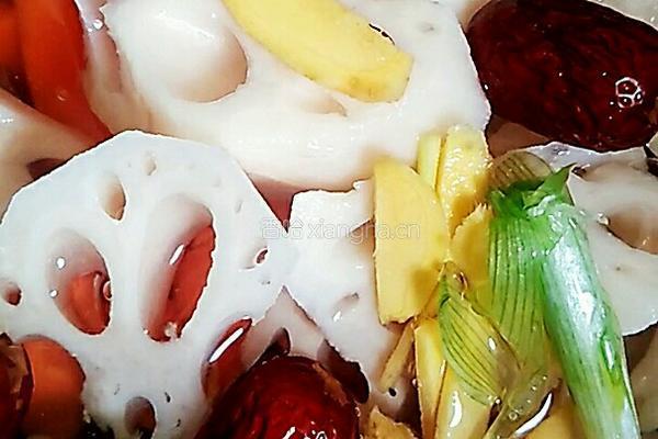 电饭煲莲藕胡萝卜排骨汤的做法图解4