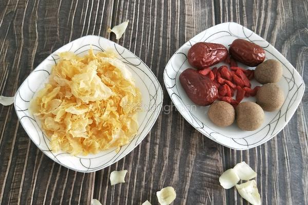 红枣银耳羹的做法图解2