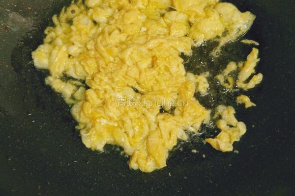 玉米豌豆鸡蛋火腿炒饭的做法图解2