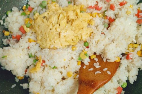 玉米豌豆鸡蛋火腿炒饭的做法图解5