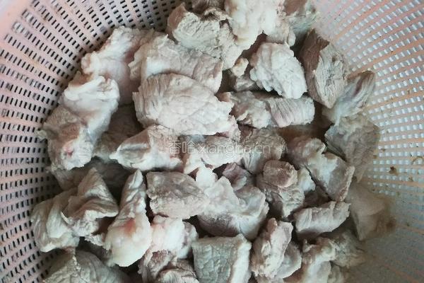 红烧肉炖土豆的做法图解1