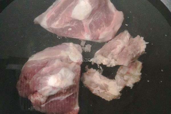 小白菜排骨汤的做法图解1