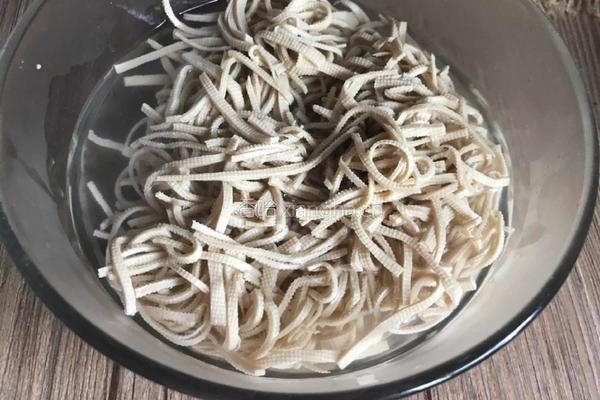 杏仁拌豆腐皮的做法图解4