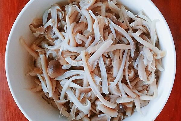 海鲜菇肉丝炒粉的做法图解2