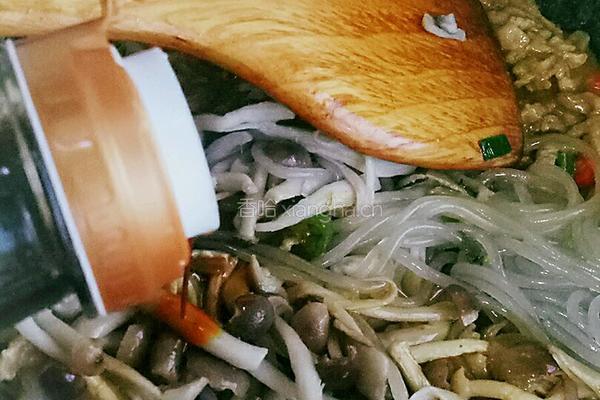 海鲜菇肉丝炒粉的做法图解11