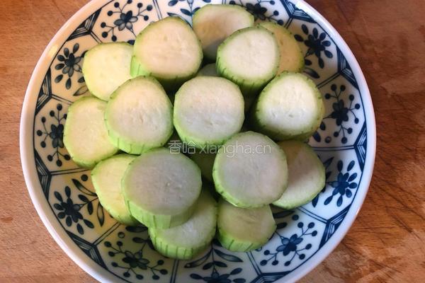 蒜蓉蒸丝瓜的做法图解2