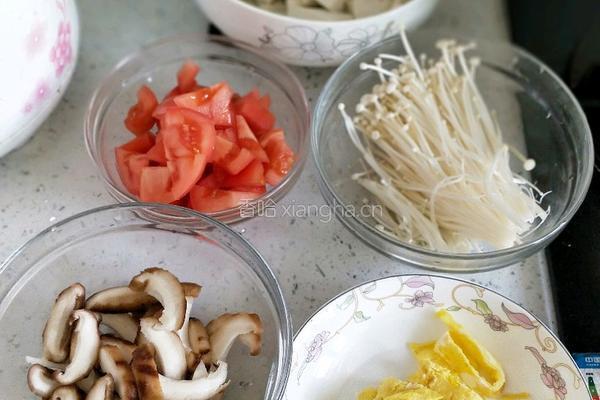 番茄菌菇豆腐汤的做法图解1