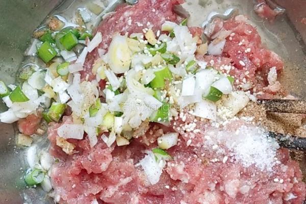 白菜猪肉卷的做法图解4