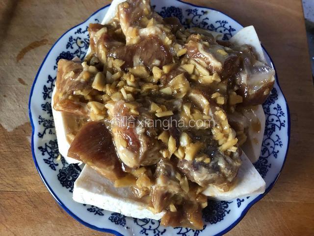 再把腌制好的排骨铺在芋头上。