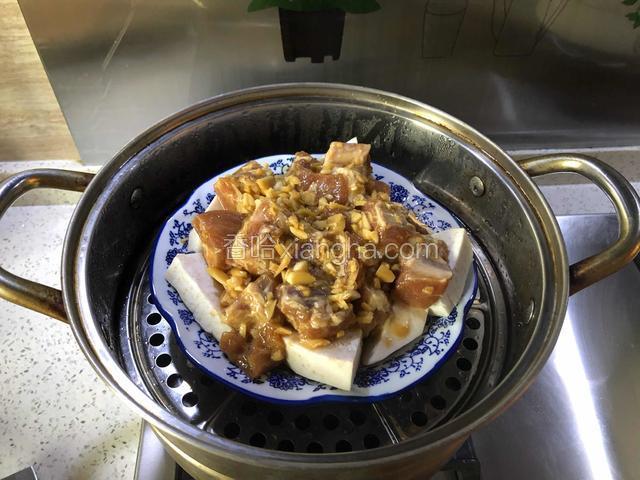 冷水上锅蒸30-40分钟。（蒸的时间根据排骨和芋头的大小决定）