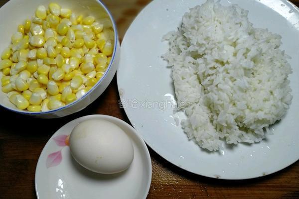 玉米炒饭的做法图解1