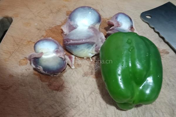 鸭胗炒青椒的做法图解1