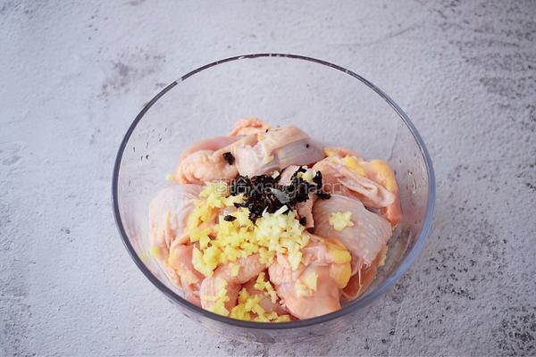 辣椒香菇酱蒸鸡肉的做法图解3