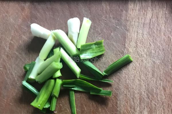 红萝卜蒸香肠的做法图解3