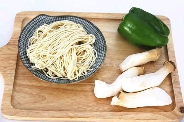 红油杏鲍菇炒面的做法图解1