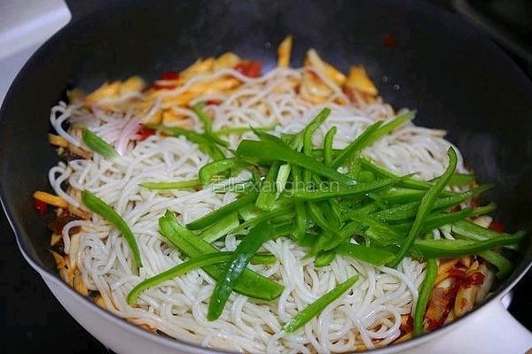 红油杏鲍菇炒面的做法图解4