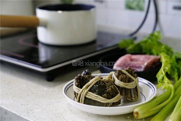 大葱肉段烧大闸蟹的做法图解1