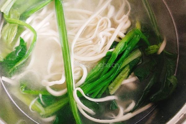 菠菜鸡肉拌面的做法图解2