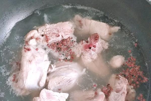 油菜骨头汤的做法图解2