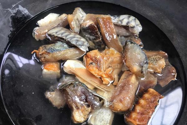豆腐干炖腊鱼的做法图解1
